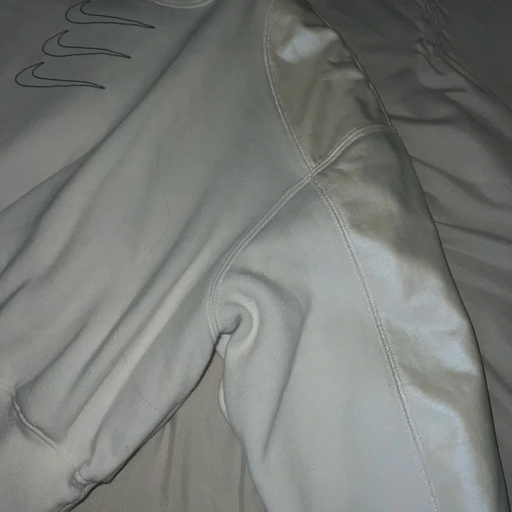 Woman’s Nike Swearshirt - Picture 5 of 6